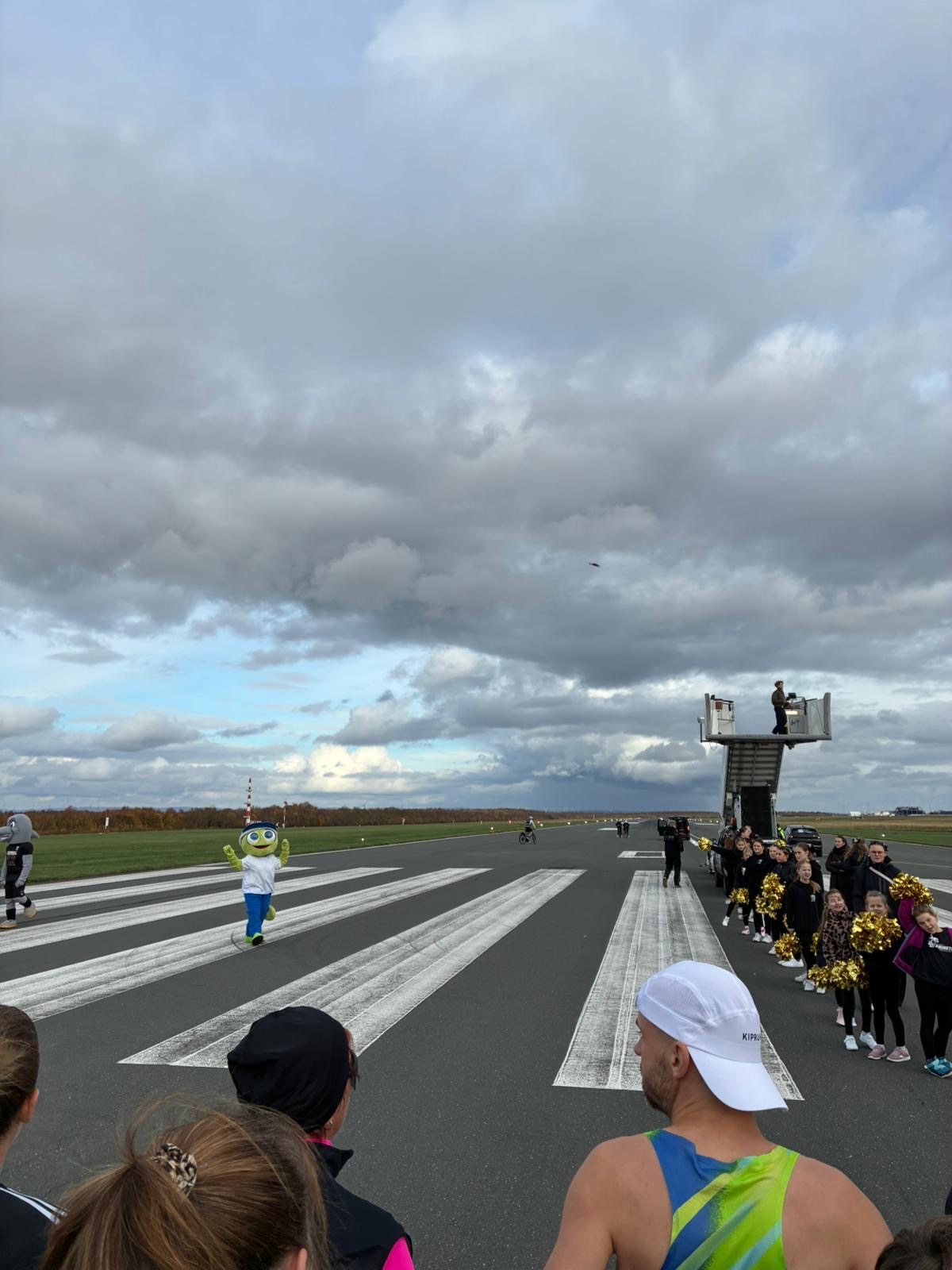 1cf663f9-1ba5-474b-b4e7-65485a4751e1 Der Start auf dem Rollfeld;<br />
Bild: Carolin Arend