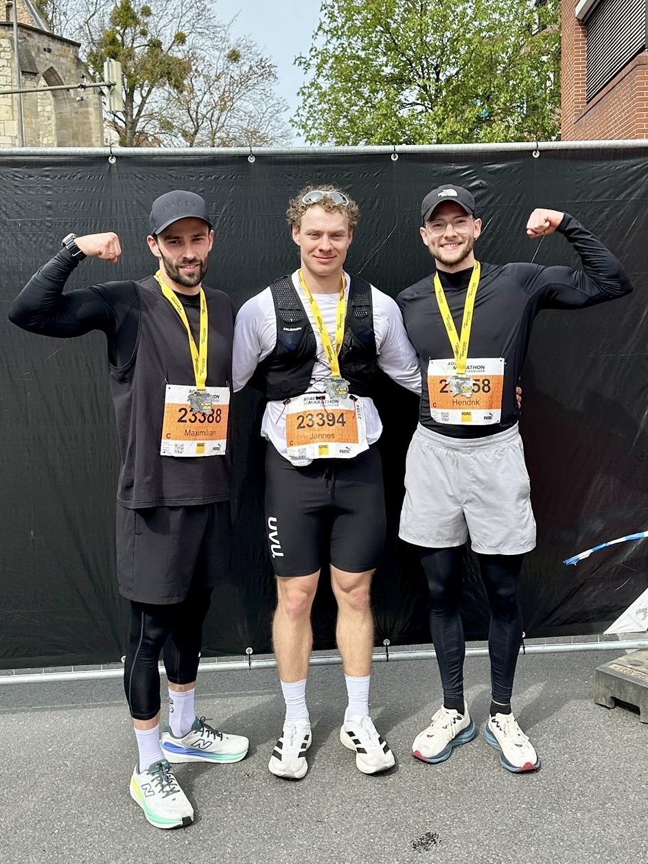 dba8b0db-c58a-4c94-bfc1-fb076da3cde5 Jannes mit Freunden im Ziel;<br />
Bild: Jannes Gröpper