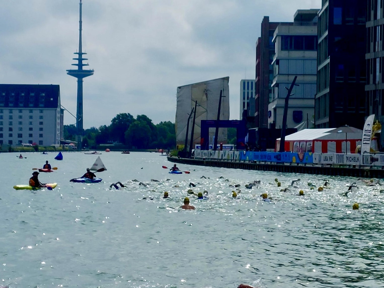 9f878c8a-d5ef-4c79-98bc-511a8ad3c879 Schwimmen im Kanal;<br />
Bild: Stefan Kischel