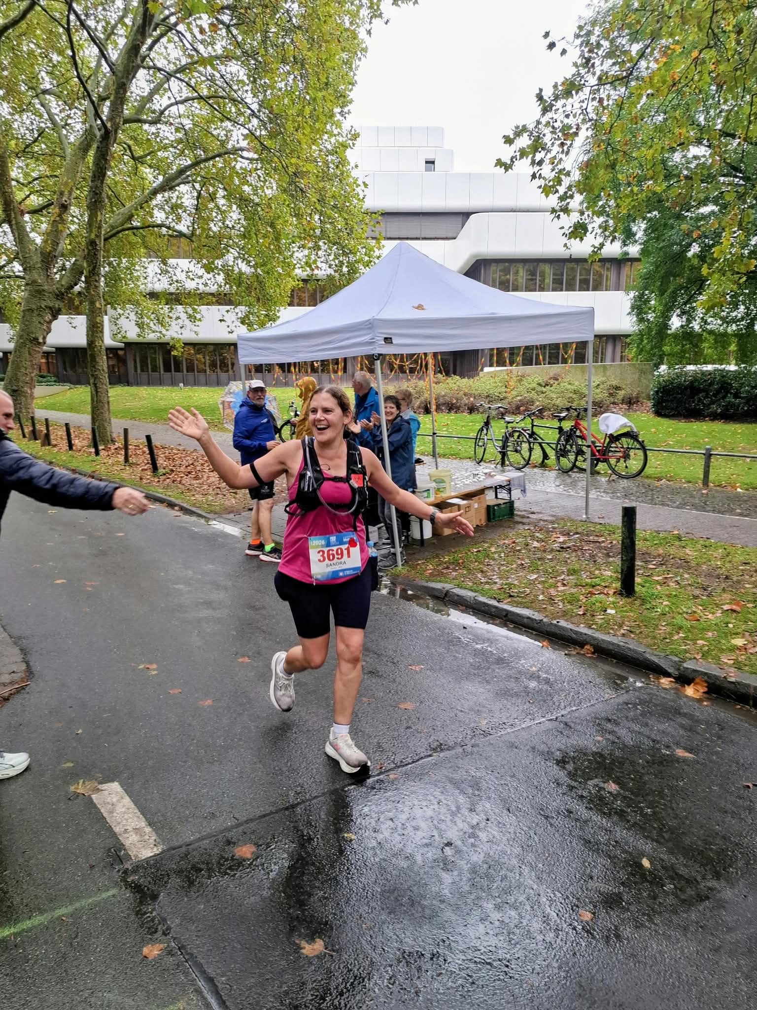 b9a99b75-0101-4112-86a7-1d4e0254f5f6 Sandra beim Marathon;<br />
Bild: Stefan Gesigora